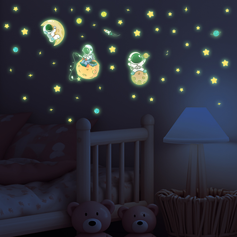 ملصقات حائط مضيئة لرائد الفضاء - مراجعة Glow In Dark Stars وسعره