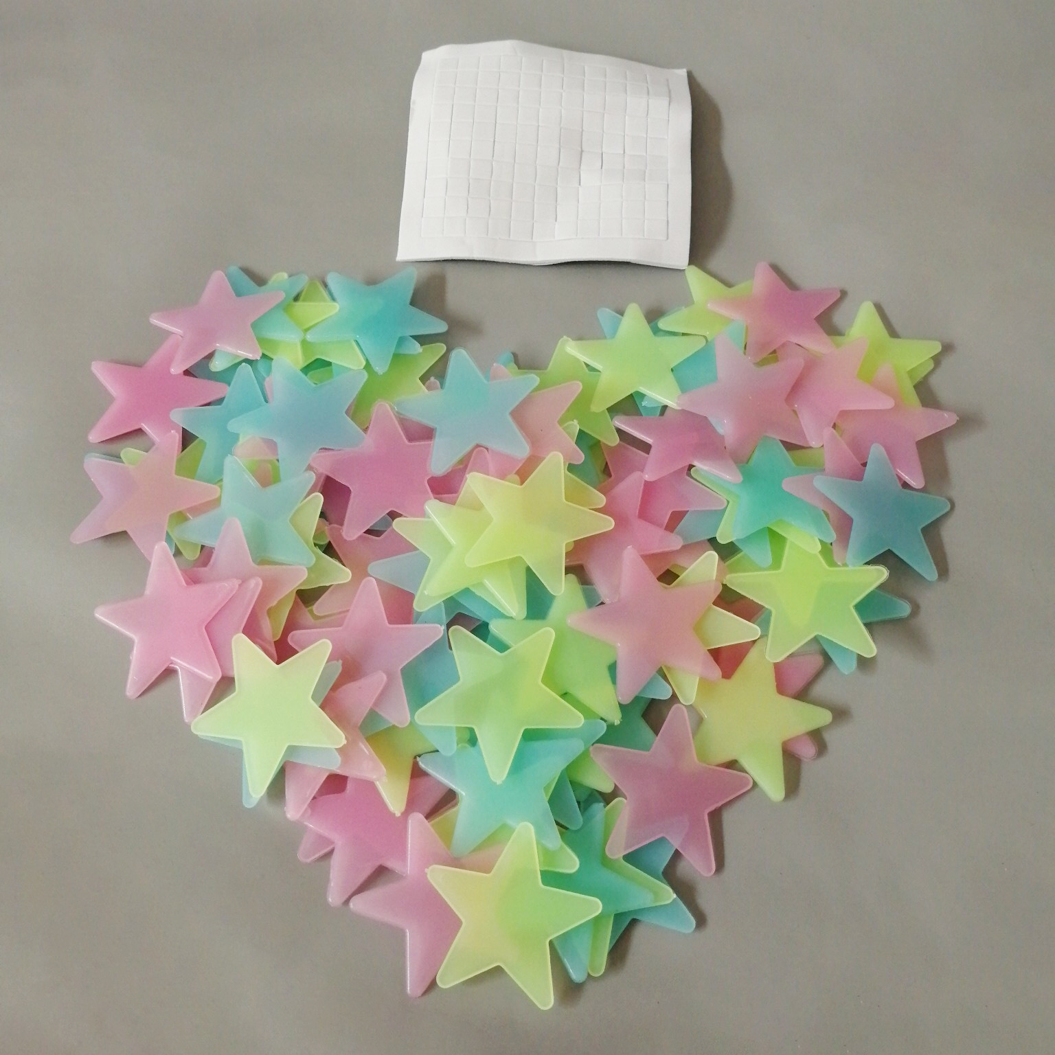 50 قطعة من ملصقات النجوم المضي - مراجعة Glow In Dark Stars وسعره