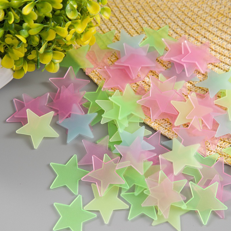 50 قطعة من ملصقات النجوم المضي - مراجعة Glow In Dark Stars وسعره